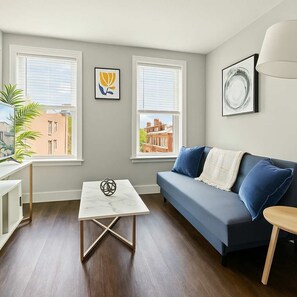 Una televisión, una oficina