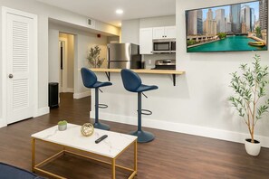 Réfrigérateur, micro-ondes, four, plaque de cuisson