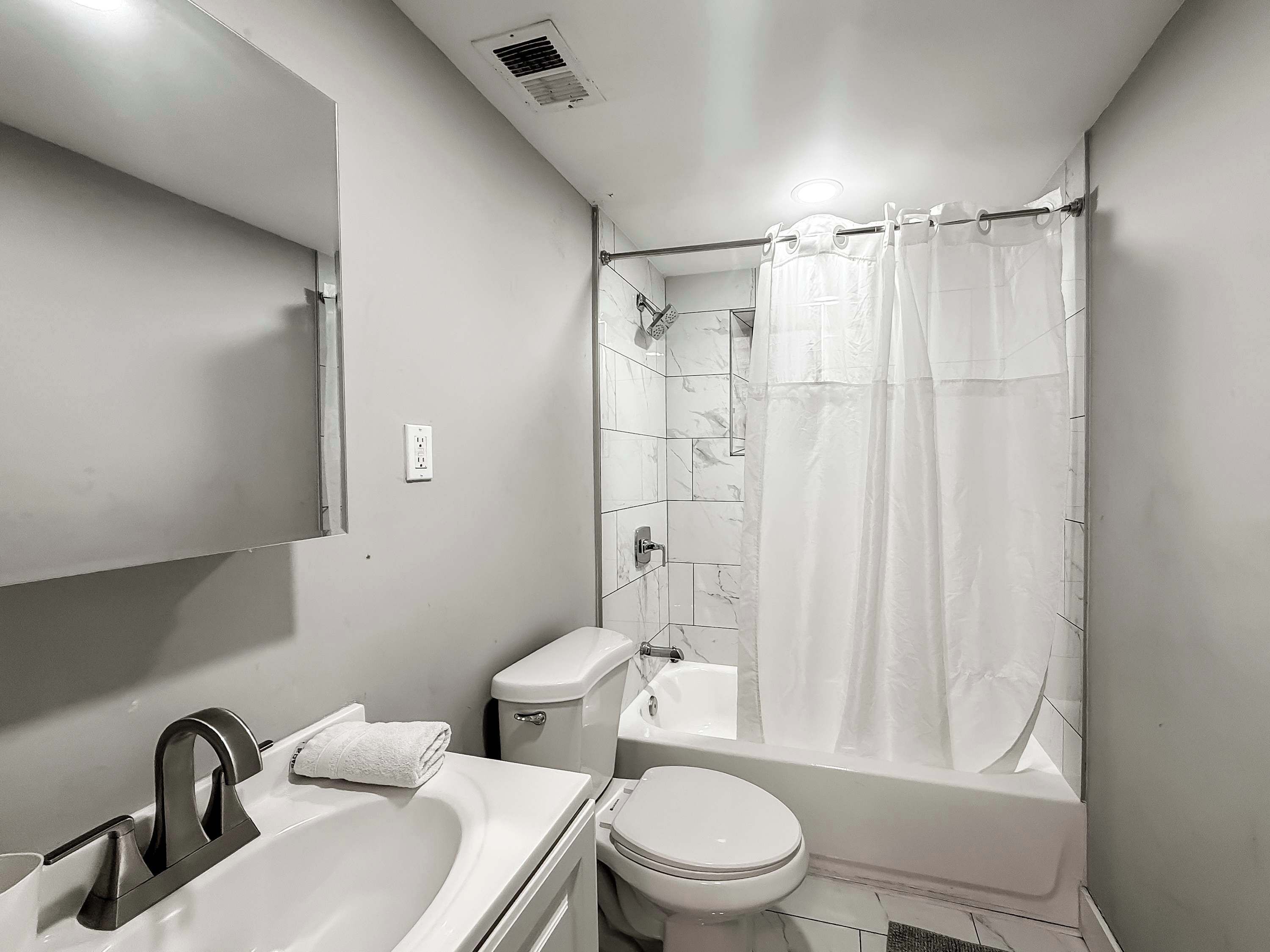 Douche, sèche-cheveux, shampoing