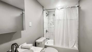 Douche, sèche-cheveux, shampoing