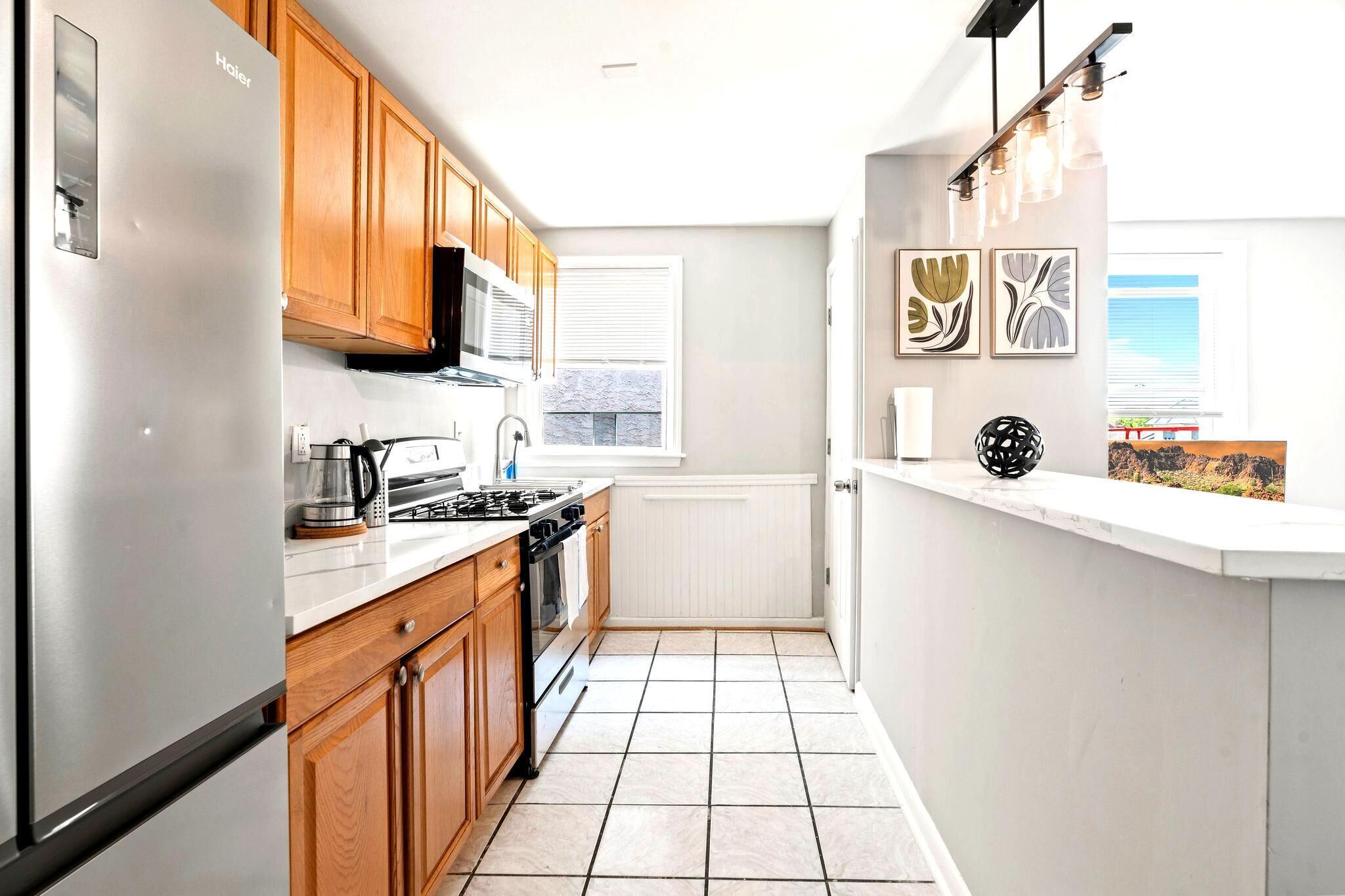 Frigorífico, microondas, horno y placa de cocina