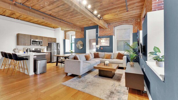 A modern interior with a kitchen, dining area, and living room. - Luxury 2BD | 4 Beds | Northern Liberties (Philadelphia)