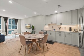 Een koelkast, een microgolfoven, een oven, een kookplaat