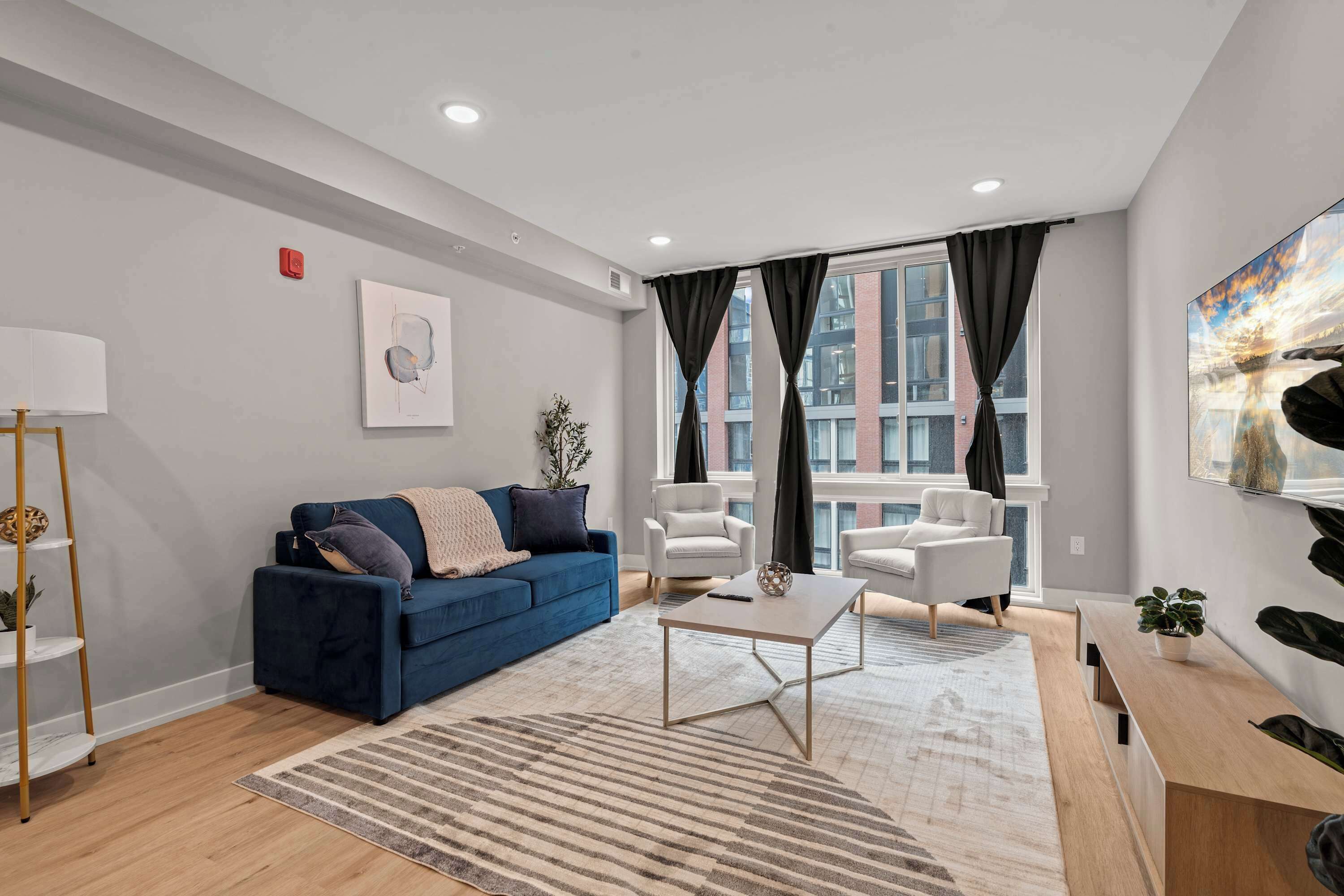 Una televisión, una oficina