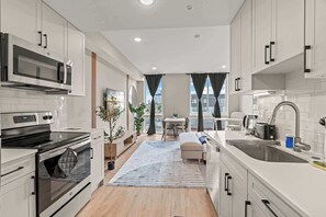 Kylskåp, mikrovågsugn, ugn och spishäll