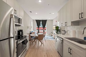 Frigorífico, microondas, horno y placa de cocina