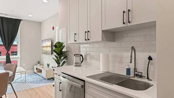 Réfrigérateur, micro-ondes, four, plaque de cuisson