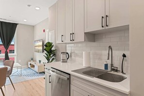 Frigorífico, microondas, horno y placa de cocina