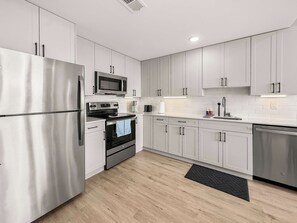 Frigorífico, microondas, horno y placa de cocina