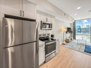 Een koelkast, een magnetron, een oven, een kookplaat