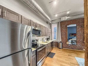 Frigorifero, microonde, forno, piano cottura