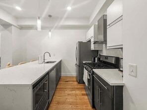 Coffee/tea maker, fridge, oven, stovetop