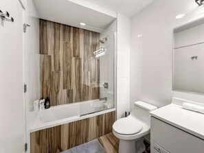 Shower, hair dryer, shampoo - Luxury 1BD | Sleeps 6 | Northern Liberties (Philadelphia)