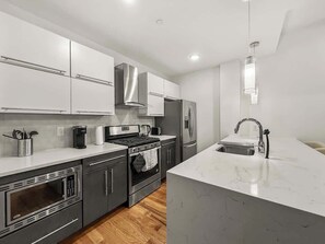 冷蔵庫、電子レンジ、オーブン、コンロ