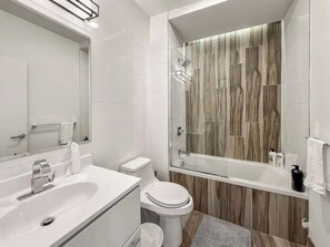 Dusche, Haartrockner, Shampoo