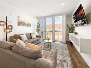 TV, offices - Stylish 1BD | Sleeps 4 | Northern Liberties (Philadelphia)