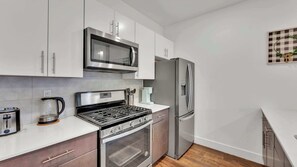 Réfrigérateur, four à micro-ondes, un four, surface de cuisson