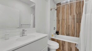 Shower, hair dryer - Stylish 2BD | Sleeps 6 | Northern Liberties (Philadelphia)
