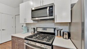 Fridge, microwave, oven, stovetop - Stylish 1BD | Sleeps 4 | Northern Liberties (Philadelphia)