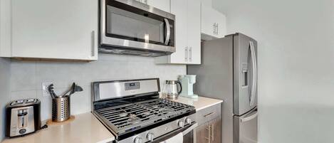 Réfrigérateur, four à micro-ondes, un four, surface de cuisson
