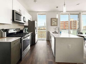 Kühlschrank, Mikrowelle, Ofen, Herdplatte