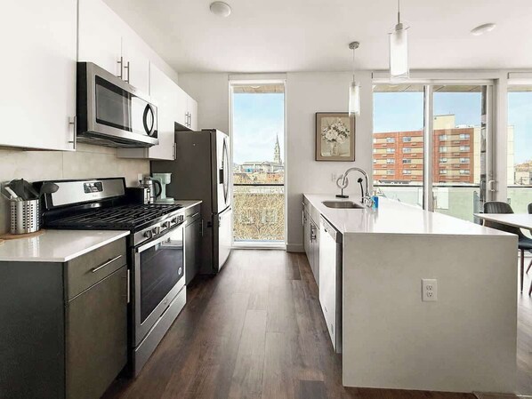 Fridge, microwave, oven, stovetop