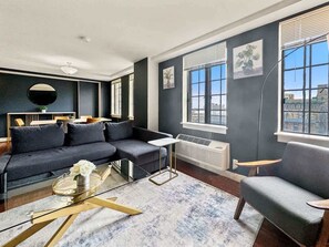 Unclassified image, 5 of 28, button