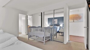 2 habitaciones, tabla de planchar con plancha, wifi y ropa de cama 