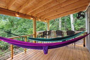 Terrace/patio - Cozy 1-bedroom house in Asheville.  Minutes from downtown with forest access. (Asheville)