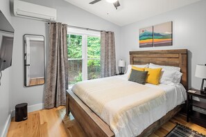 1 bedroom, iron/ironing board, travel cot, free WiFi - Cozy 1-bedroom house in Asheville.  Minutes from downtown with forest access. (Asheville)