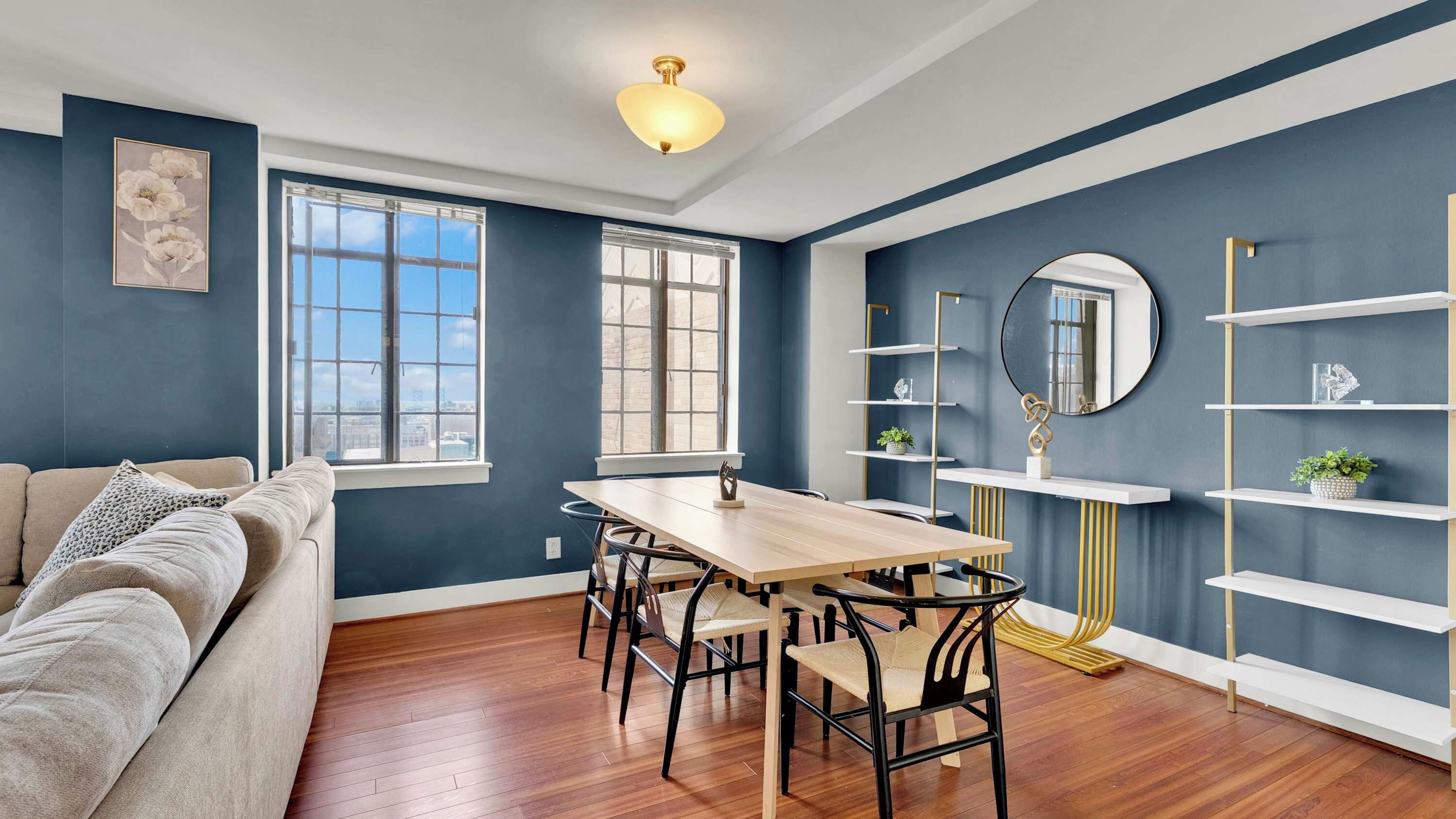 Un salon moderne comprenant un coin repas, un canapé et une table avec des chaises.