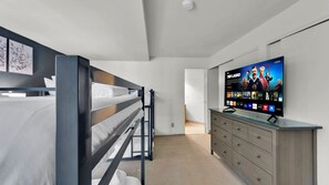 2 habitaciones, tabla de planchar con plancha, wifi y ropa de cama 