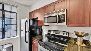 Fridge, microwave, oven, stovetop - Luxury 2BD | Center City | 6 Beds | By JFK plaza (Philadelphia)
