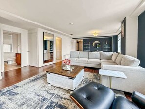 TV, offices - Luxury 2BD | Center City | 6 Beds | By JFK plaza (Philadelphia)