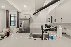 Fridge, microwave, oven, stovetop - Spacious 3-Bedroom Retreat in Center City (Philadelphia)