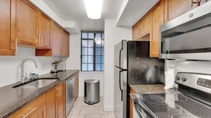 Fridge, microwave, oven, stovetop - Luxury 2BD | Center City | 5 Beds | By JFK plaza (Philadelphia)