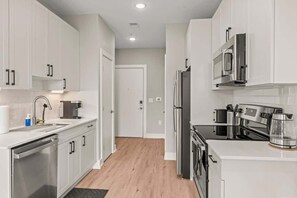 Jääkaappi, mikroaaltouuni, uuni, liesi