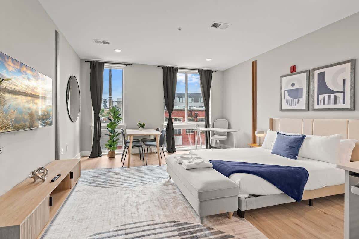 Een strijkplank/strijkijzer, wifi, beddengoed