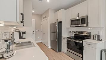 Een koelkast, een microgolfoven, een oven, een kookplaat