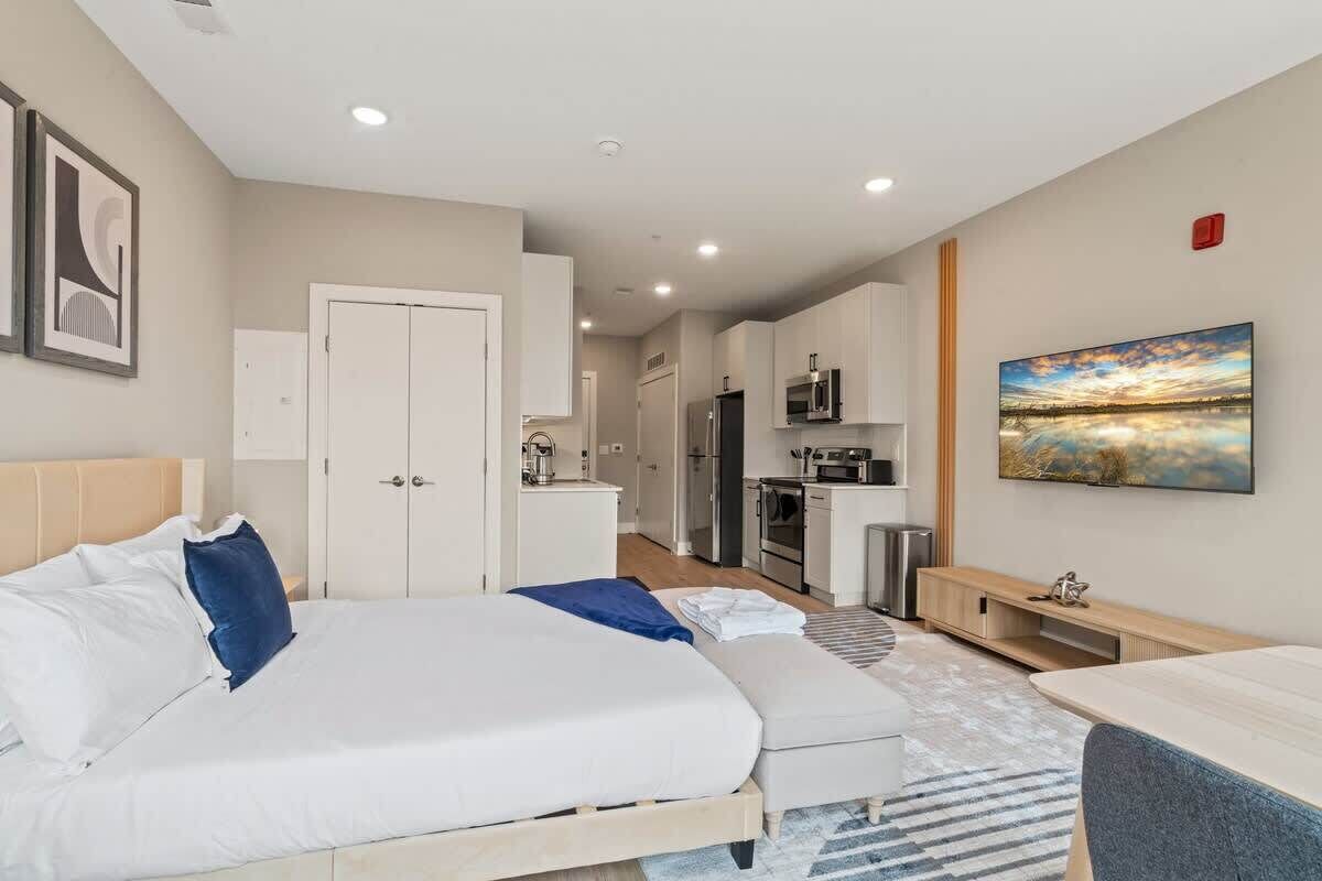 Tabla de planchar con plancha, wifi, ropa de cama