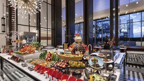 Un buffet proposant une variété de plats et agrémenté d’un centre de table décoratif.