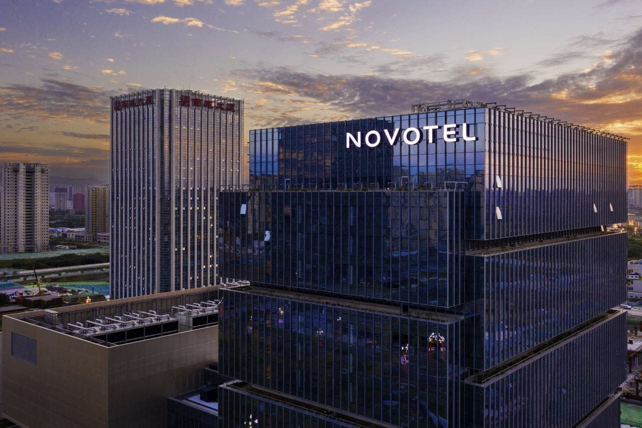 Un moderno edificio de hotel con el nombre 'NOVOTEL' bien visible.
