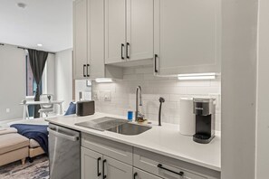 Een koelkast, een magnetron, een oven, een kookplaat