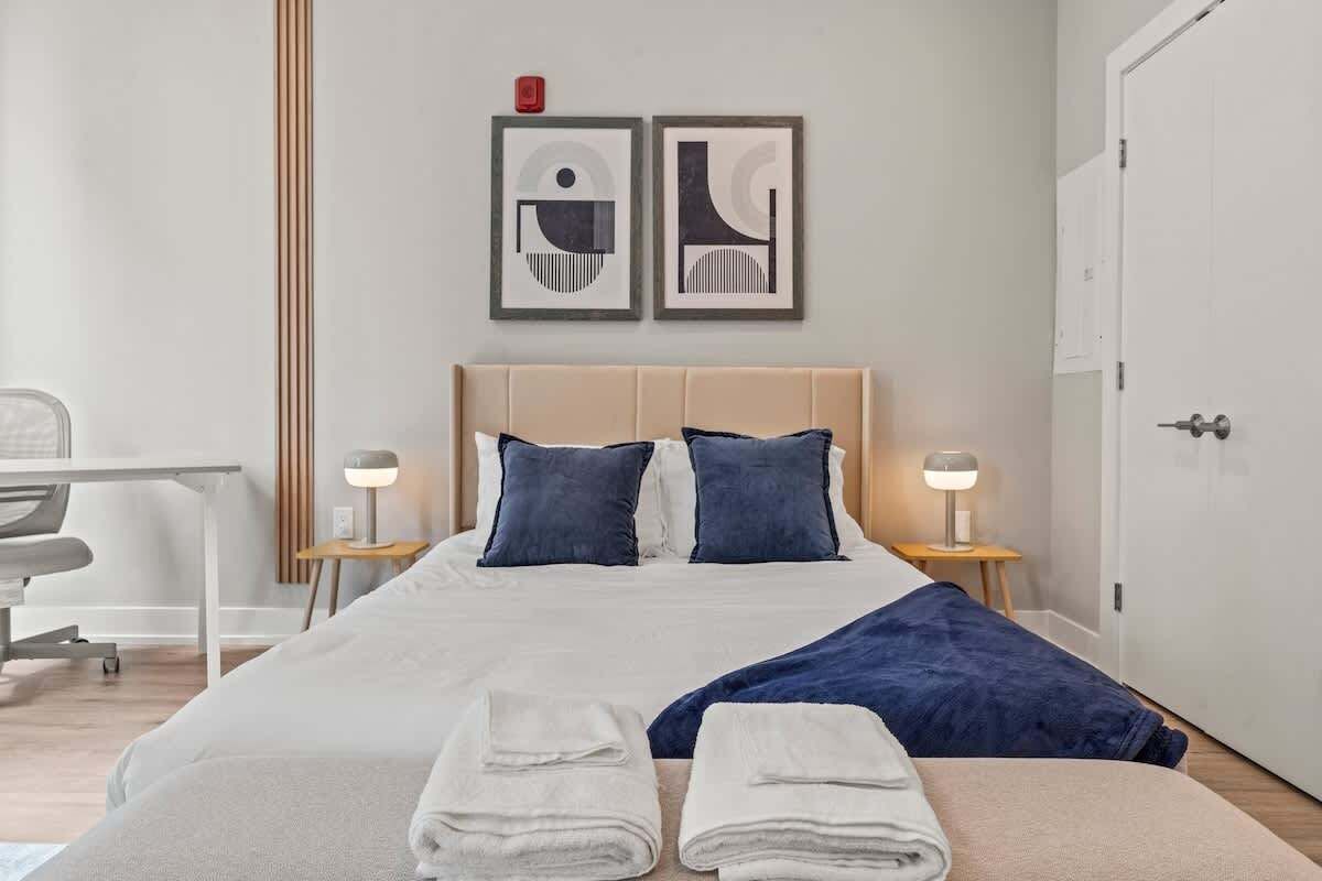 Skrivebord, strykejern/-brett og wi-fi