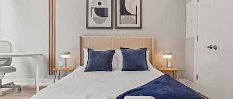 Skrivebord, strykejern/-brett og wi-fi