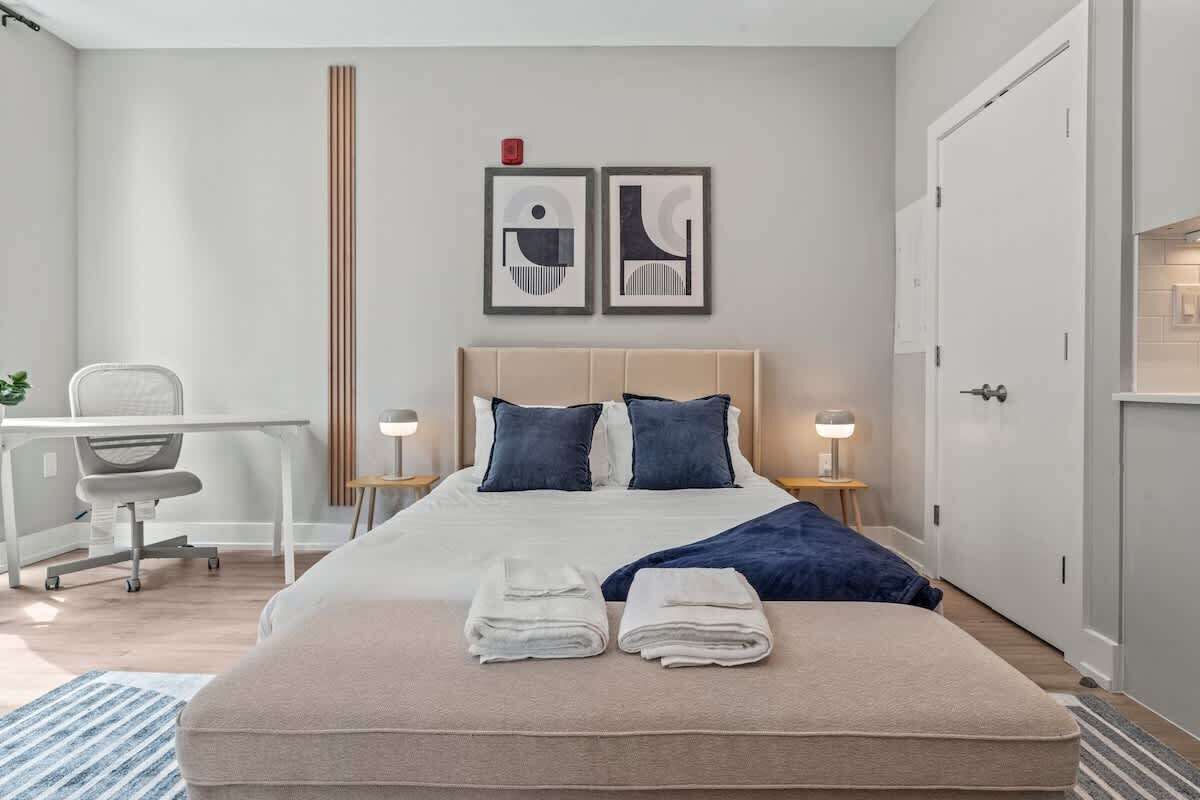 Bureau, fer et planche à repasser, Wi-Fi