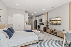 Skrivebord, strykejern/-brett og wi-fi