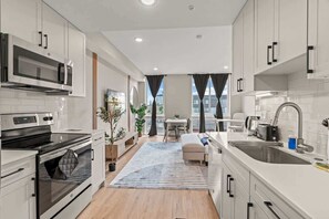 Fridge, microwave, oven, stovetop - Luxury Studio | 1 Bed | Northern Liberties (Philadelphia)