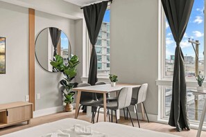 Dining - Luxury Studio | 1 Bed | Northern Liberties (Philadelphia)