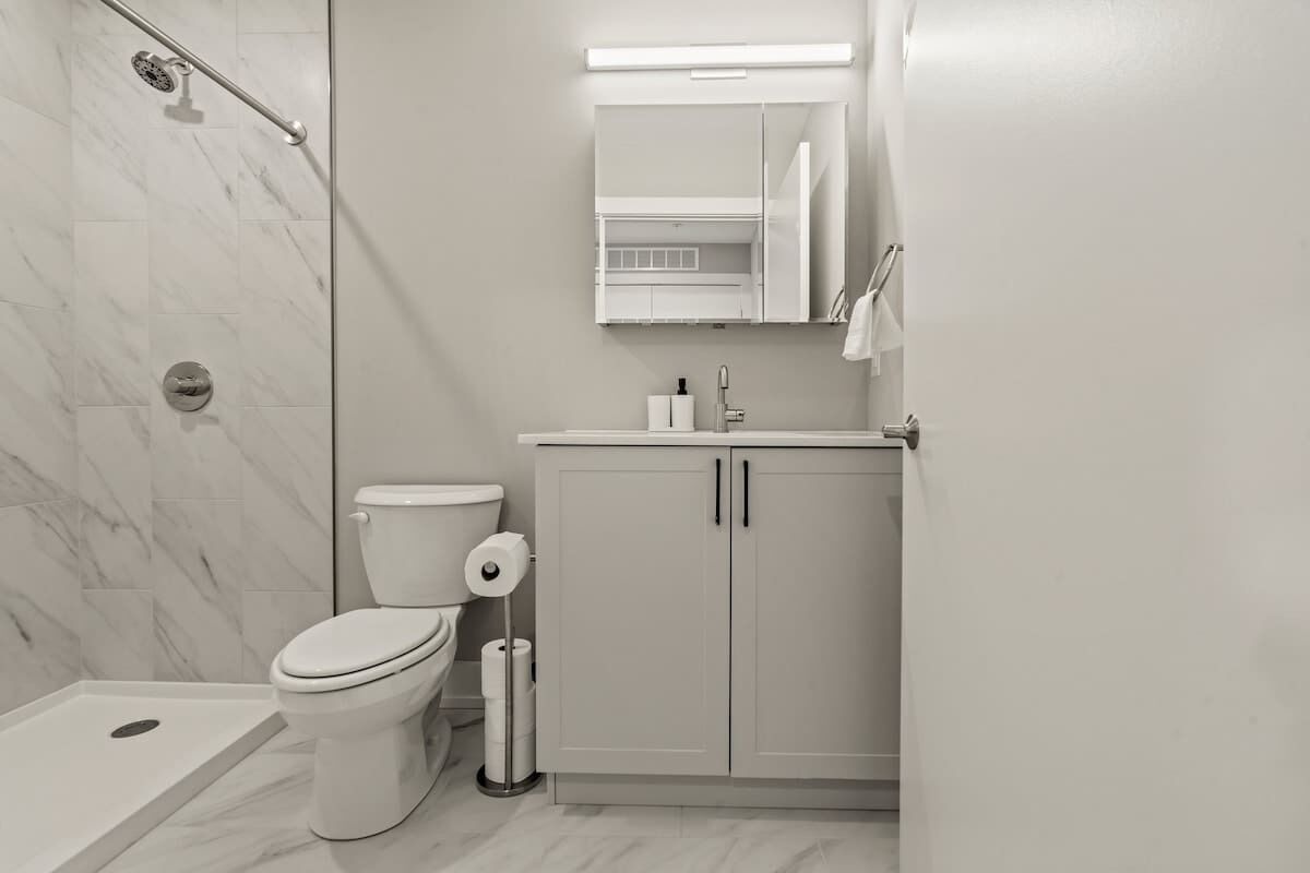 Een douche, een haardroger, shampoo